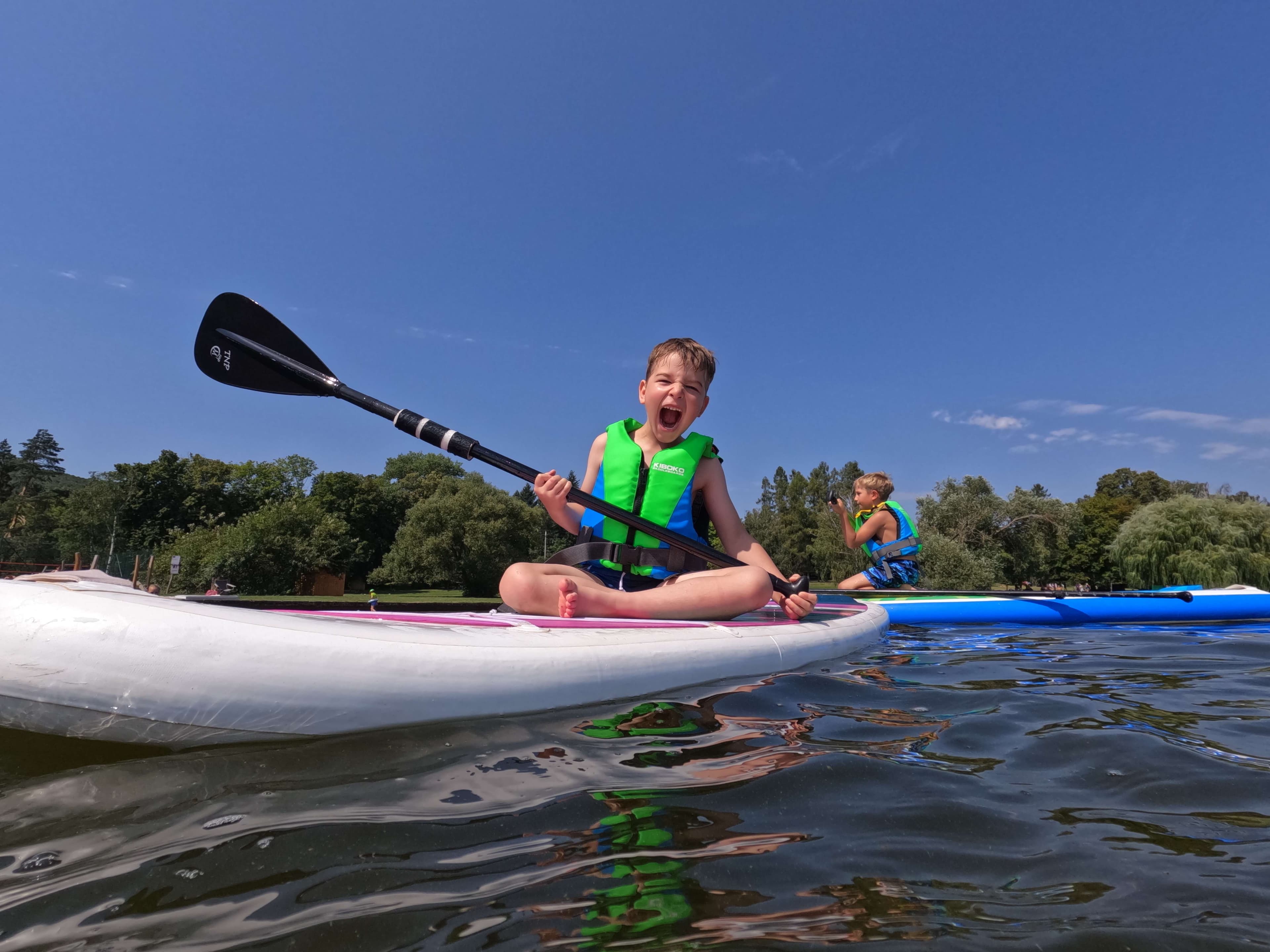 Ženy ve vodě při synchronizovaném plavání na bazéně Komety.