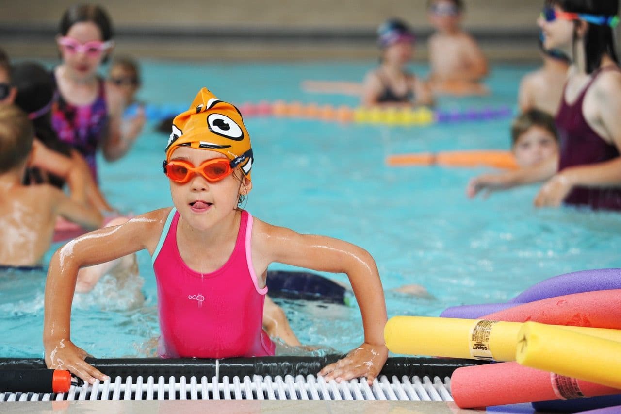 Ženy ve vodě při synchronizovaném plavání na bazéně Komety.